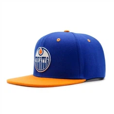 Gorra ajustable snapback personalitzada amb pegat de brodat